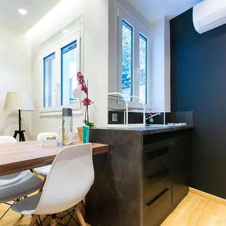 Toni's 2bd In Charming Historical Centre Athens